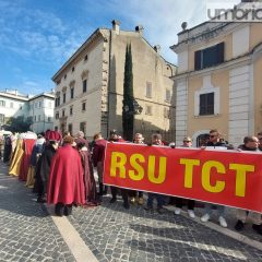 Terni, la vertenza Tct arriva in Cattedrale. Lunedì dal prefetto – Video e foto