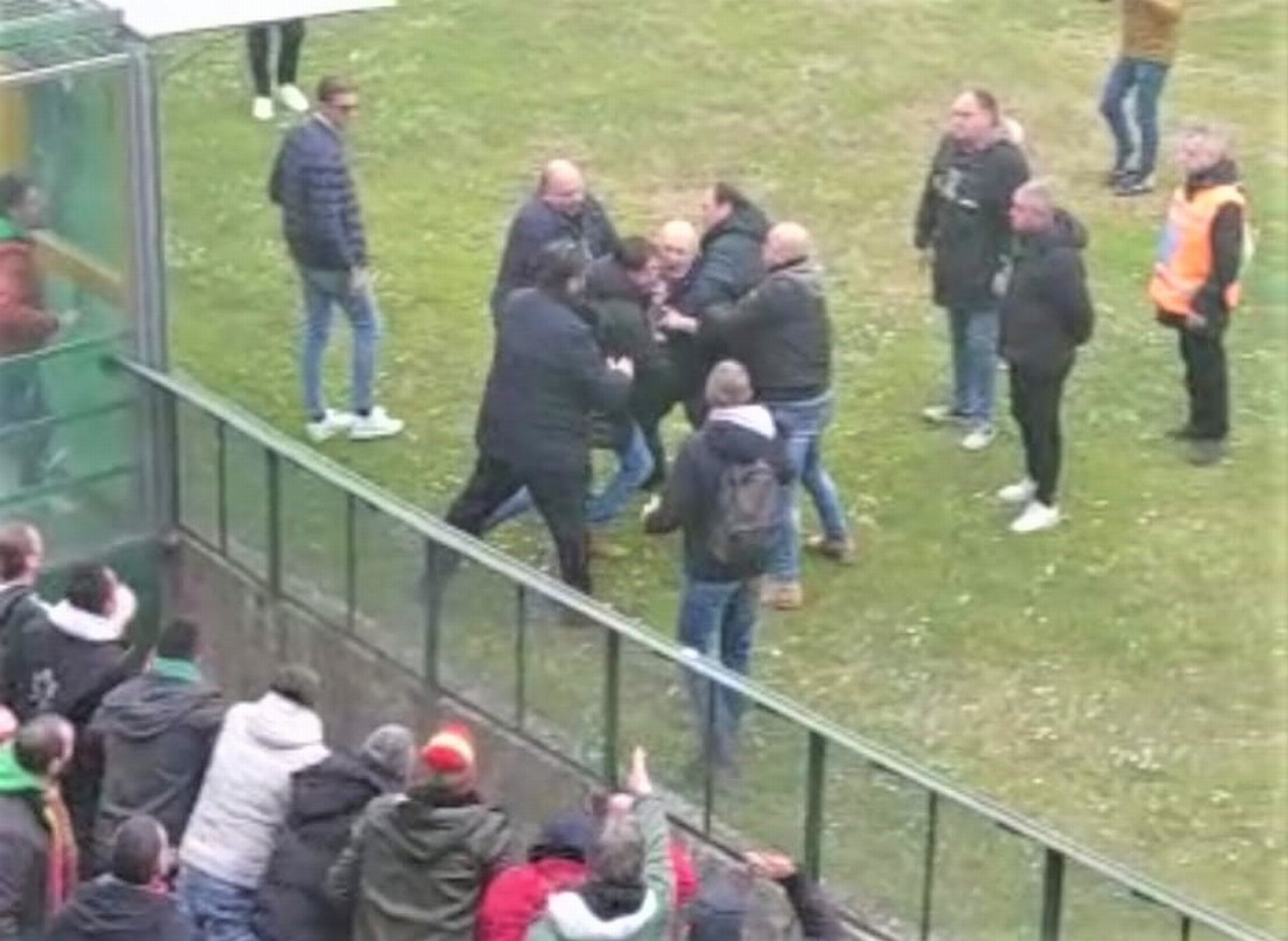 Video – Ternana nel caos: a fine partita la lite Bandecchi-tifosi esplode sotto la Est