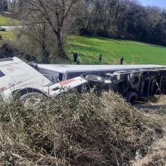 E45: tir che trasporta farina di soia finisce fuori strada a Todi. Soccorso il conducente