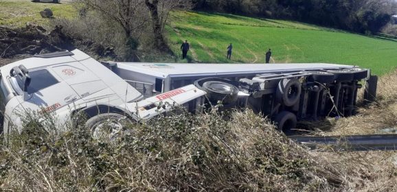 E45: tir che trasporta farina di soia finisce fuori strada a Todi. Soccorso il conducente