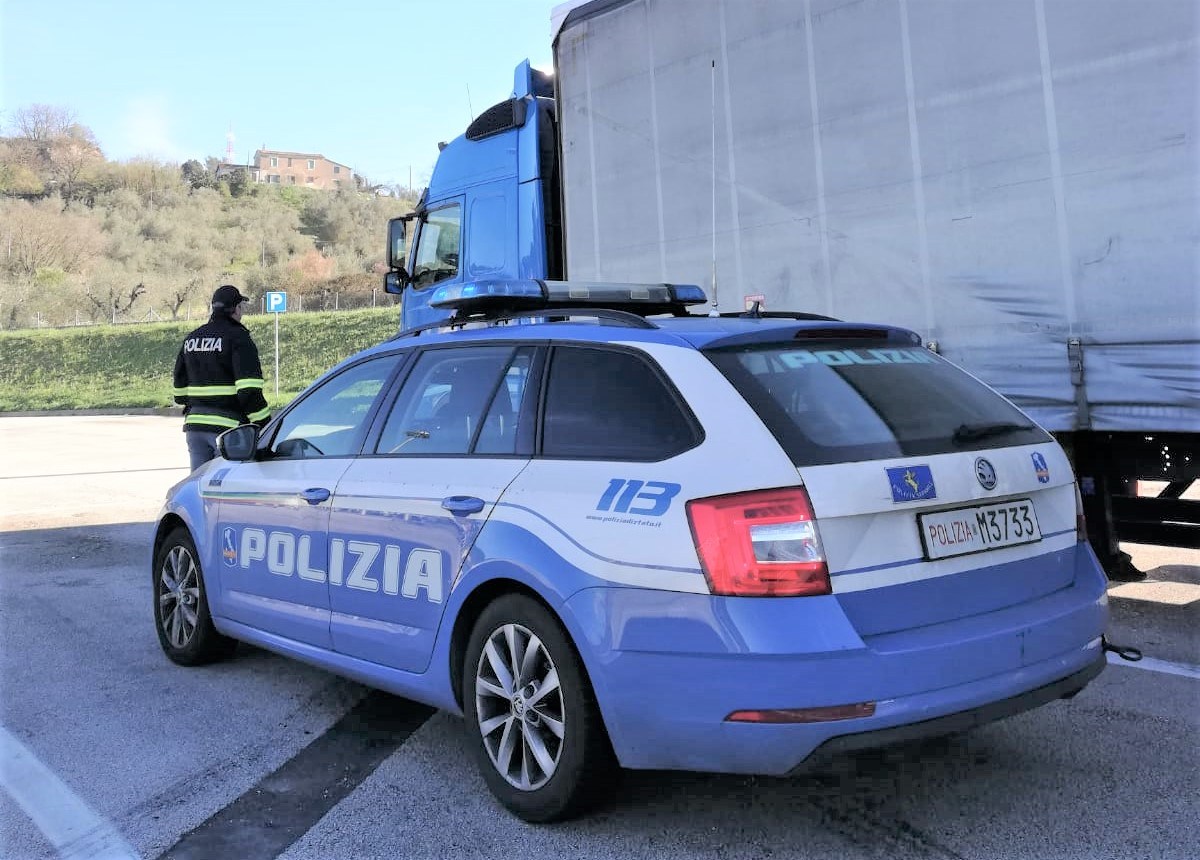 Dramma sfiorato in A1: la Stradale intercetta e ferma trasportatore totalmente ubriaco