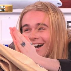 Aaron eliminato a un passo dalla finale di Amici. Bisotti: «Il coraggio della felicità»