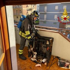 Tenta di spegnere le fiamme in casa e resta intossicato