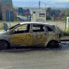 Terni: auto brucia a Fontana di Polo – Video