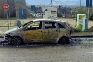 Terni: auto brucia a Fontana di Polo – Video