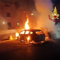 Brucia auto all’alba: si sospetta il dolo – Video e foto