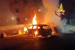 Brucia auto all’alba: si sospetta il dolo – Video e foto