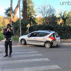 Terni, schianto all’incrocio: 19enne in ospedale
