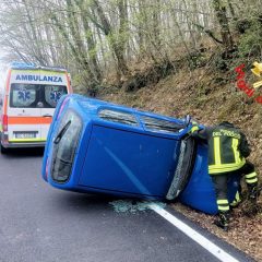 Carbonesca: si ribalta con l’auto. In ospedale