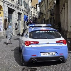 Ruba oltre 700 euro di champagne al supermercato: preso