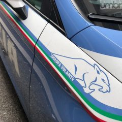Picchia l’ex marito, aggredisce gli agenti di polizia e ha un malore: arrestata