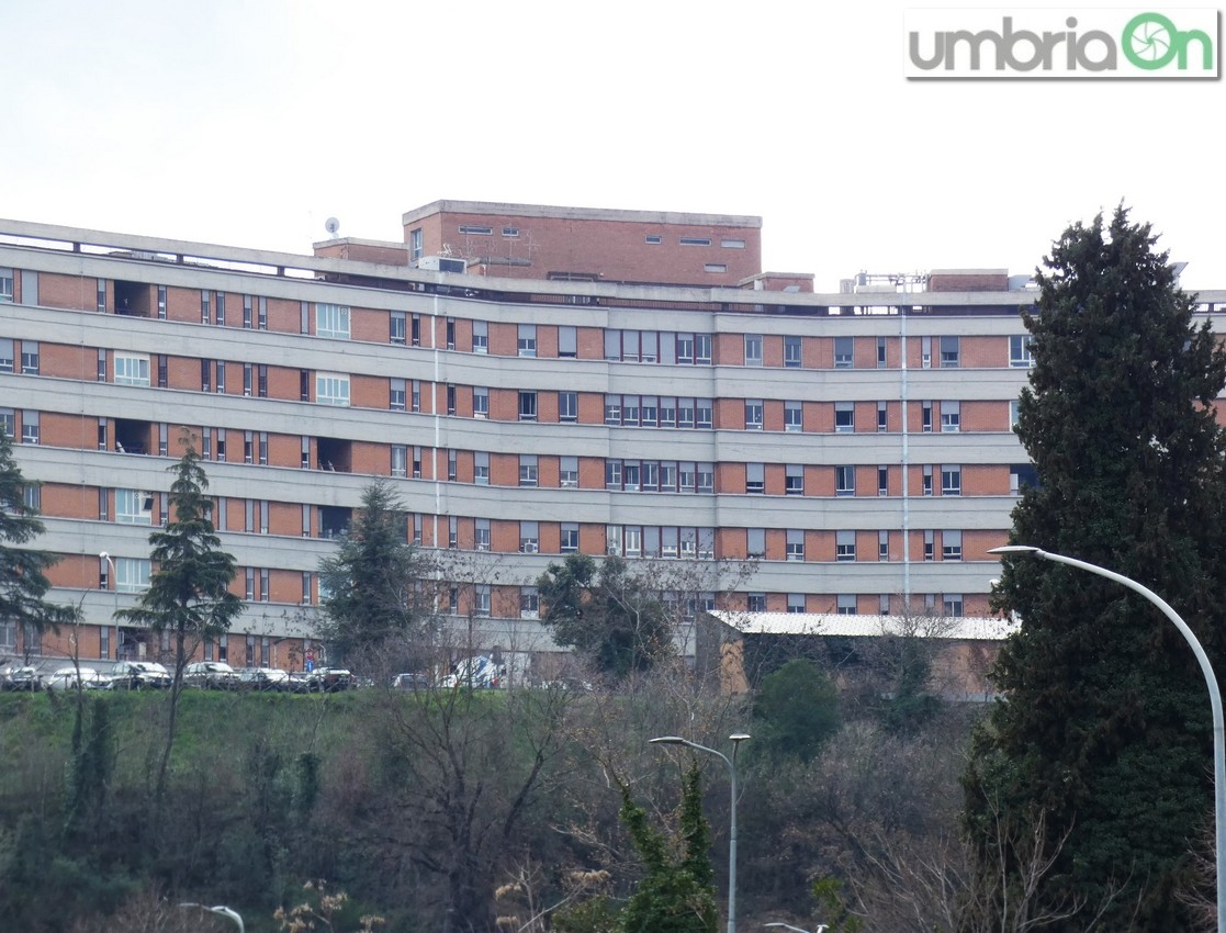 Terni, scoppia bombola di ossigeno giovane operaio rischia di perdere