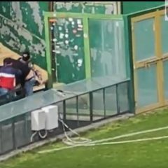 Nel pre Ternana-Bari è caos: invasione di un tifoso ospite e lancio di fumogeno alla Nord