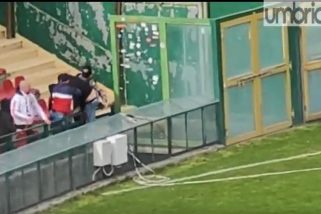 Nel pre Ternana-Bari è caos: invasione di un tifoso ospite e lancio di fumogeno alla Nord