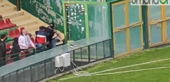 Nel pre Ternana-Bari è caos: invasione di un tifoso ospite e lancio di fumogeno alla Nord