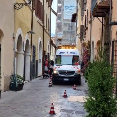Terni, gran parte della strada ricoperta d’olio: disagi in via Roma