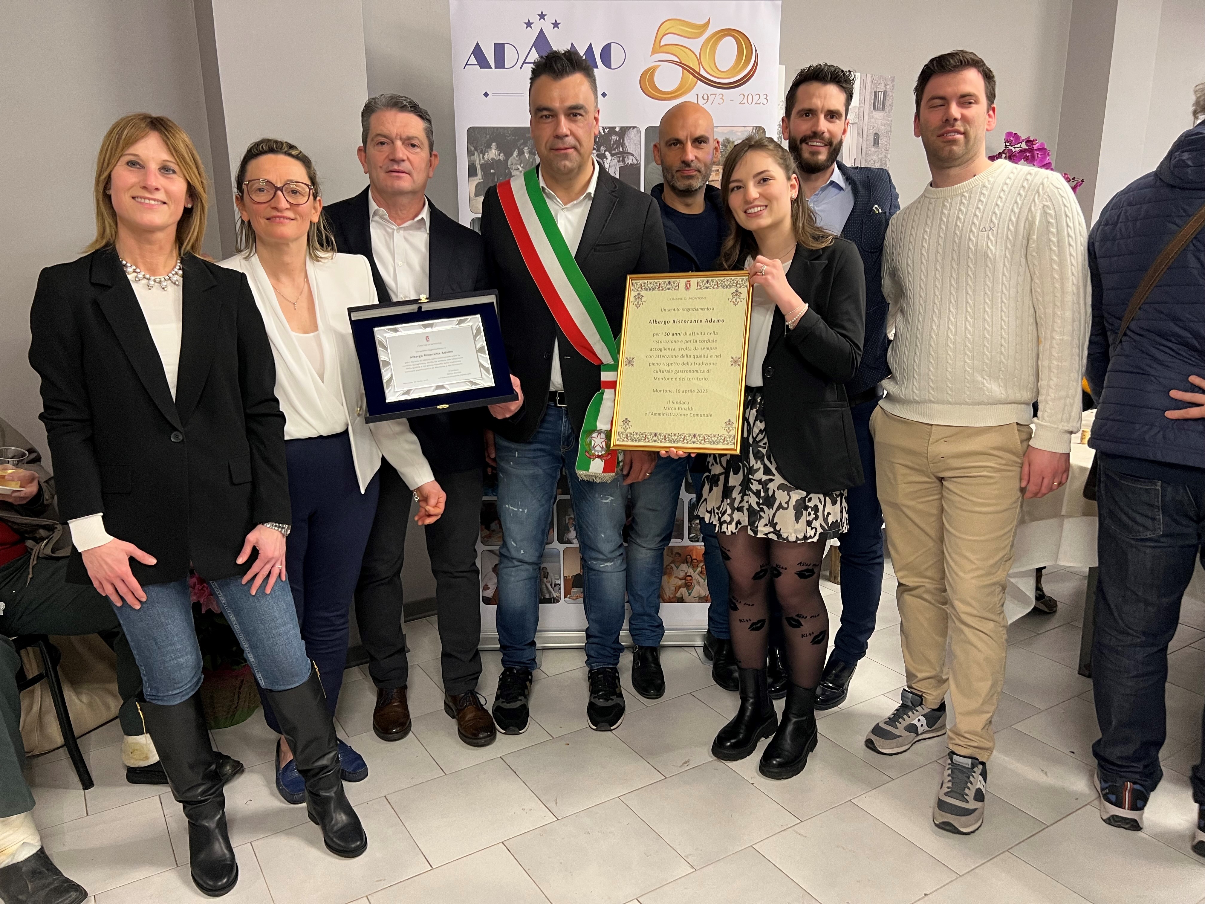 Festa a Montone per i 50 anni del ristorante Adamo: «Grazie da tutta la comunità»