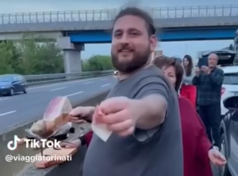 In autostrada la coda diventa punto ristoro. E il folignate Santarelli affetta il prosciutto