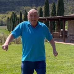 Anthony Hopkins balla in Umbria ma si localizza in Toscana. Gaffe vacanziera