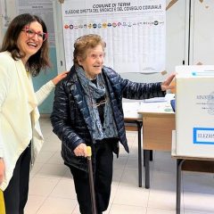 Terni: «Mi fanno male le ginocchia ma non mi importa. E voto». A 103 anni Azelia va al seggio