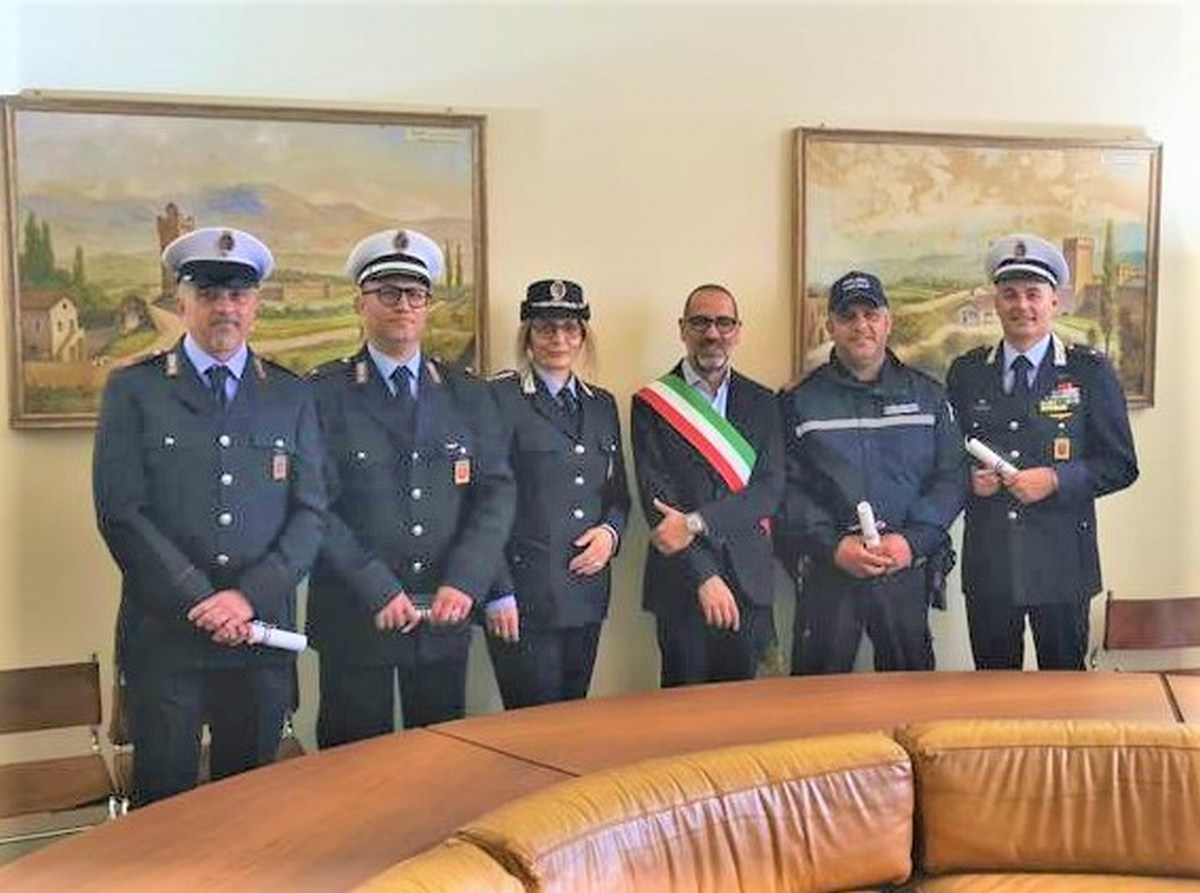 Terni: salvata dal suicidio in largo Frankl. Per gli agenti-eroi della Locale c’è l’elogio