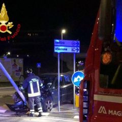 Va contromano a Settevalli, poi si schianta contro un palo