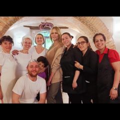 Anna Falchi in Umbria: l’attrice a pranzo in trattoria ad Arrone