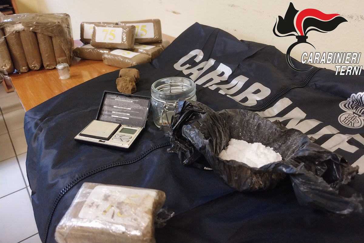 Hashish e cocaina: arrestati operaio a Narni e un’artista 23enne ad Amelia