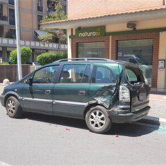 Terni: auto danneggiata da veicolo-pirata in via Battisti. Si indaga