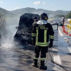 Auto brucia in E45: danni e nessuno ferito