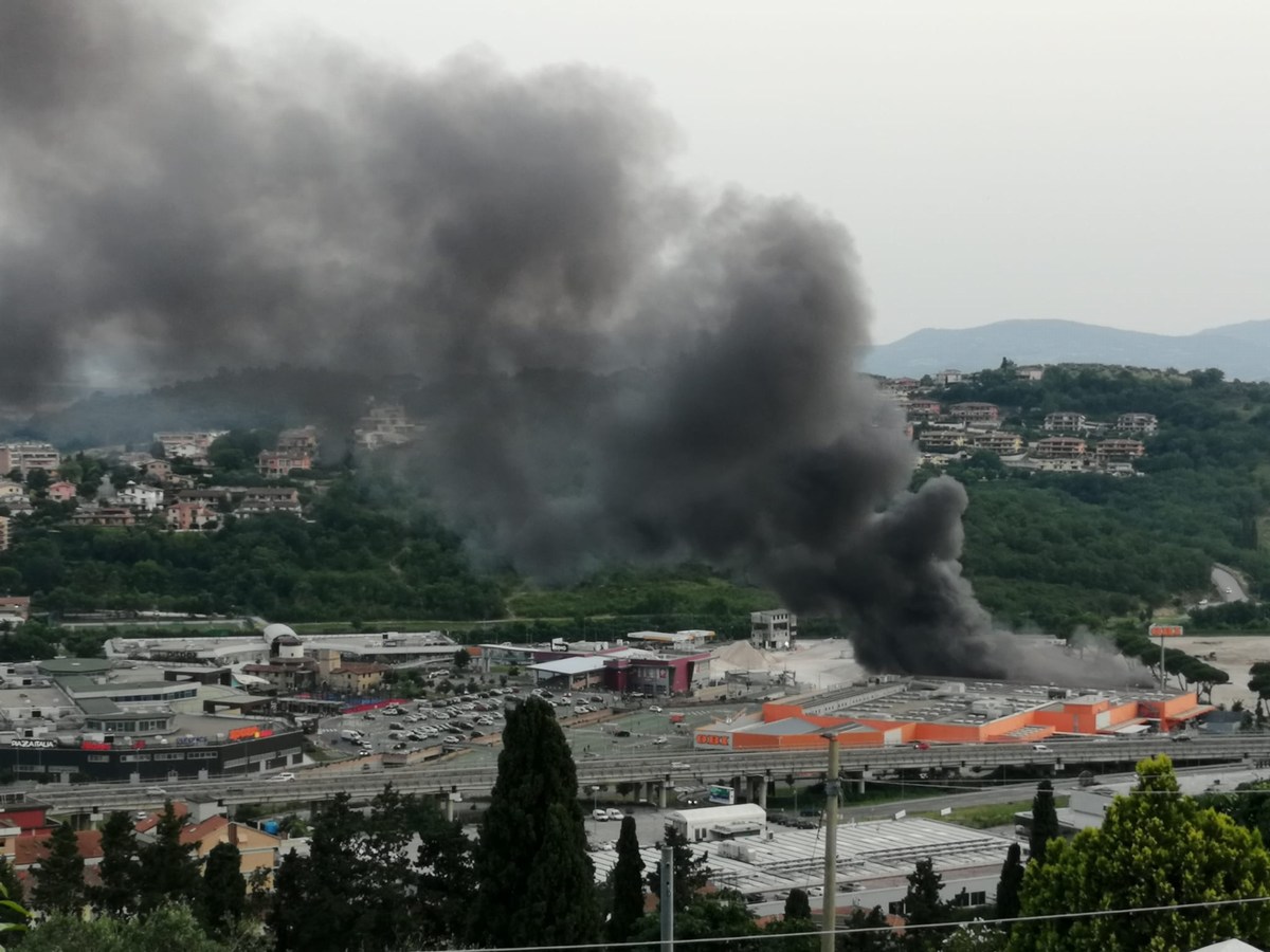 Spento il rogo del capannone Gradassi. Scatta l’ordinanza ‘ambientale’