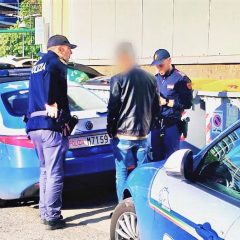 Forza l’auto per rubare ma ha troppo sonno e si addormenta sul sedile: denunciato