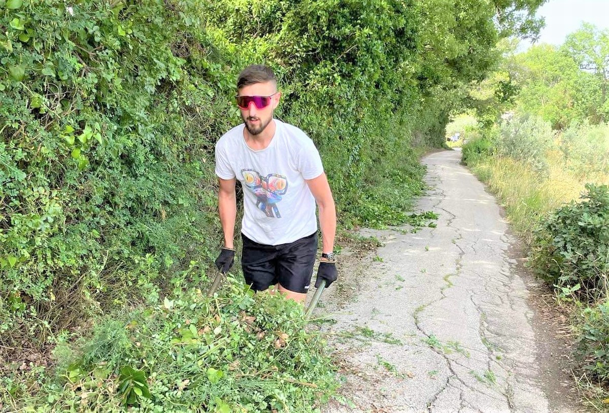 Terni: legge l’articolo e un giorno di ferie lo dedica a pulire strada di Crapiano con il padre