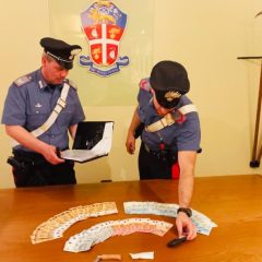 Spaccia cocaina e si scatena contro l’Arma: 40enne in manette