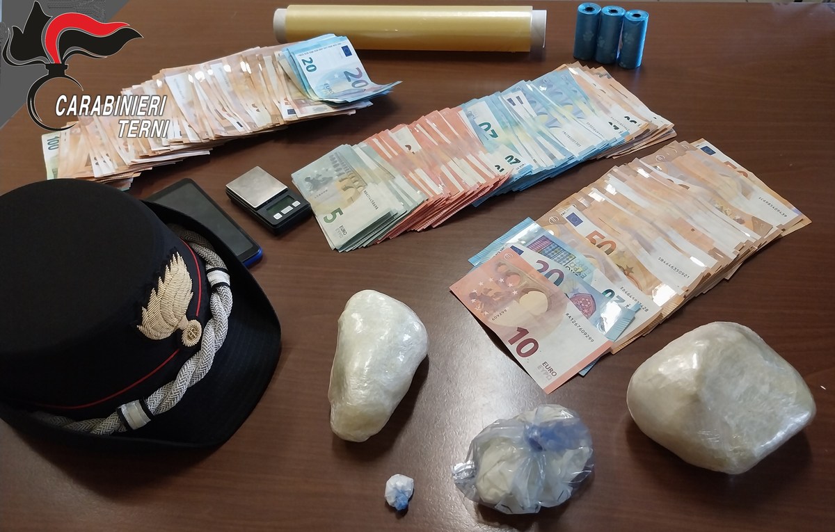 Terni: a casa ha quasi mezzo chilo di cocaina e 15 mila euro. Arrestato 41enne