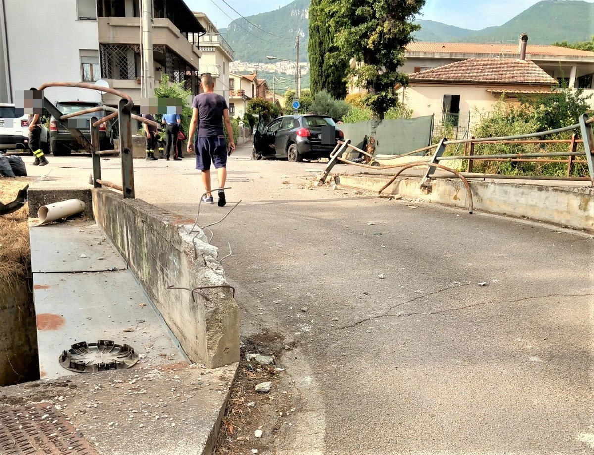 Gabelletta: con l’auto, abbatte tutto ciò che si trova davanti. Ipotesi malore