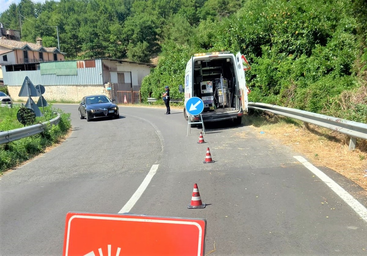 Piediluco, moto contro il guardrail: 54enne in condizioni serie. Ferito anche il figlio
