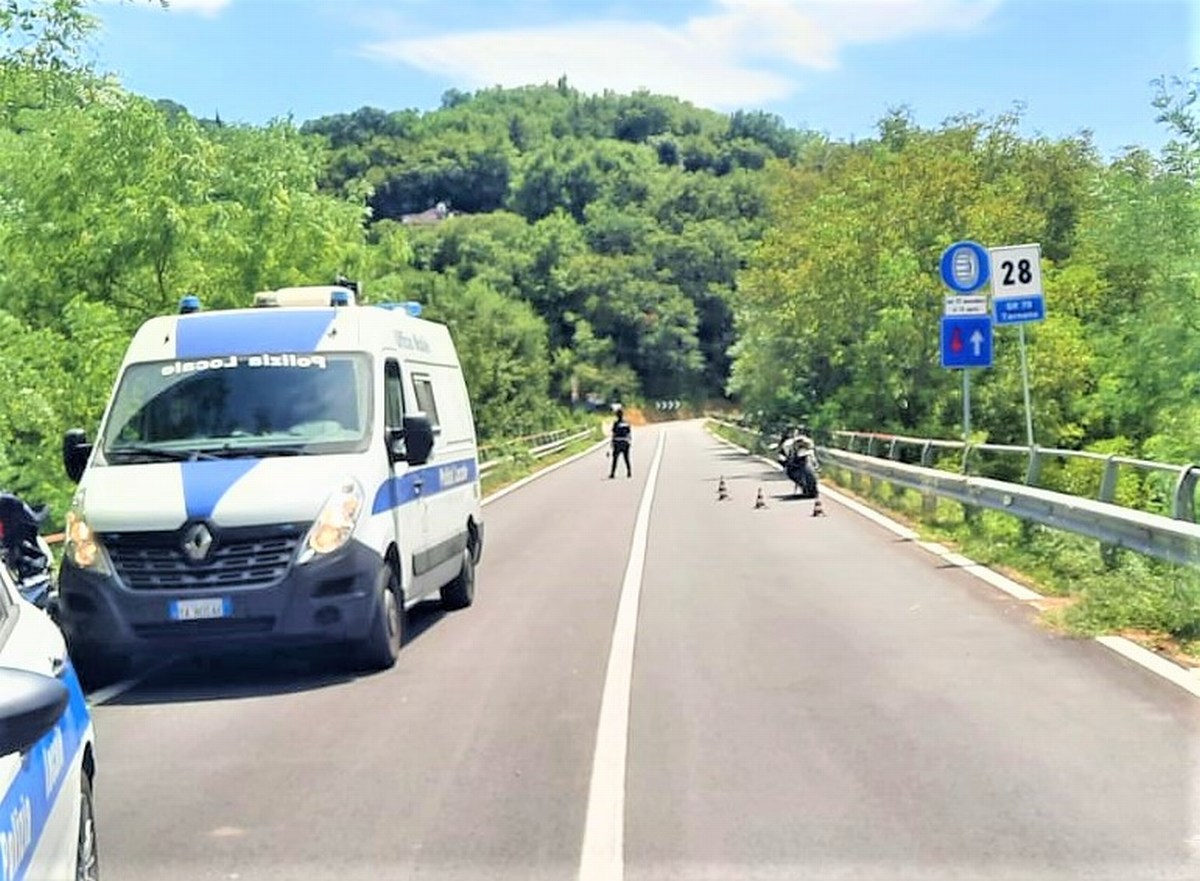 Piediluco, moto contro il guardrail: 54enne in condizioni serie. Ferito anche il figlio