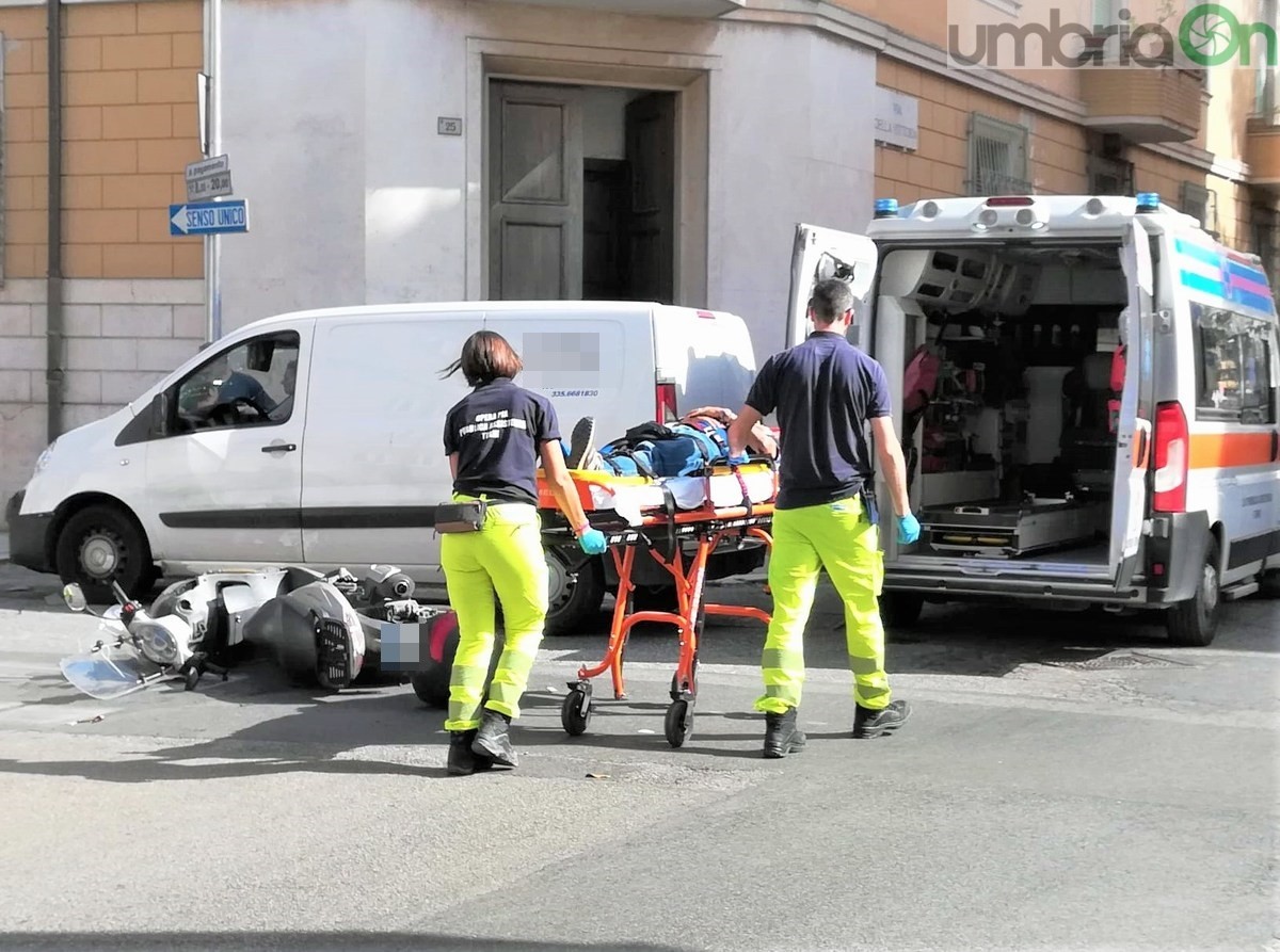 Terni: altro incidente all’incrocio fra via Nazario Sauro e via della Vittoria. Impatto furgone-scooter