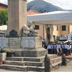 Norcia: gazebo del ristorante accanto al monumento ai Caduti. «Scelta scellerata»