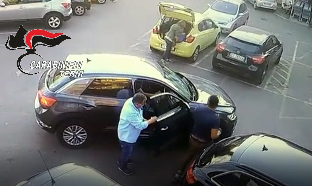 «Le è caduta una moneta» e rubano nei parcheggi dei centri commerciali. Decine di ‘colpi’: denunciati in nove