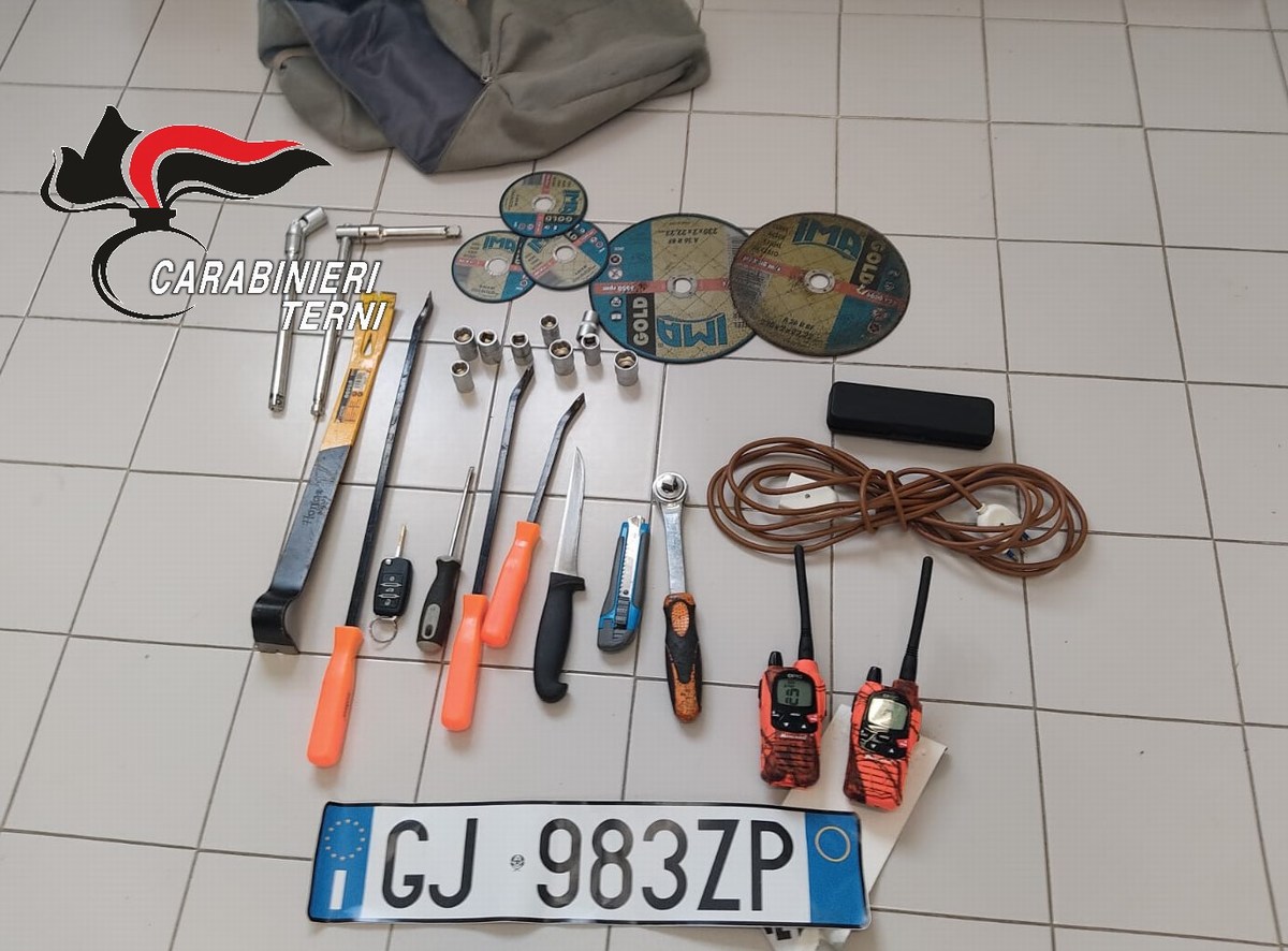 Ragazza si trova faccia a faccia con i ladri in casa. Fuggono ma il ‘palo’ viene arrestato