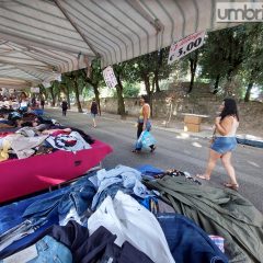Terni, Passeggiata: il debutto del mercatino – Fotogallery e video