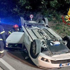 Si ribalta con l’auto: a bordo i figli di 7 anni e 5 mesi. Ferite lievi per i coinvolti