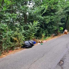 Terni, strada Maratta Alta: «Inciviltà, rifiuti e vegetazione, inquietante». L’alert