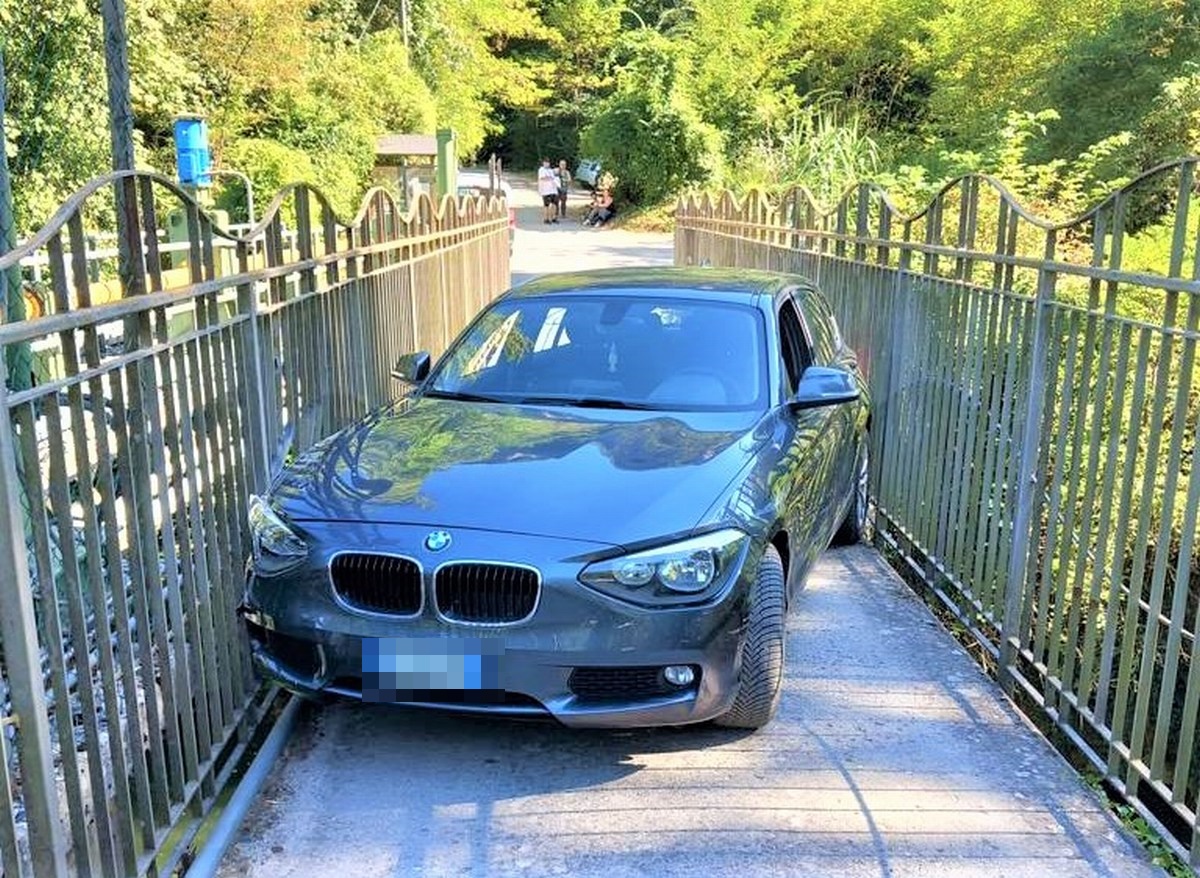 Terni: Ferragosto con incidente alla Cascata. Si incastra con l’auto sul ponte e blocca tutti