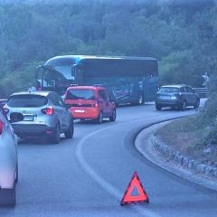 Terni-Spoleto: bus Gt perde bagagli in curva e tre auto si tamponano
