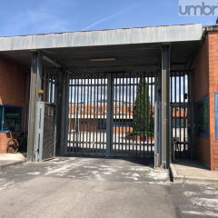 Terni: il colloquio è finito ma il detenuto non ne vuole sapere. Caos di fronte alla figlia di 4 anni