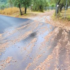 Terni, Pozzo Saraceno: la strada è rimessa a nuovo ma è già invasa dai detriti