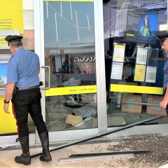 Fanno esplodere il bancomat delle Poste: furto a vuoto ma è caccia agli autori